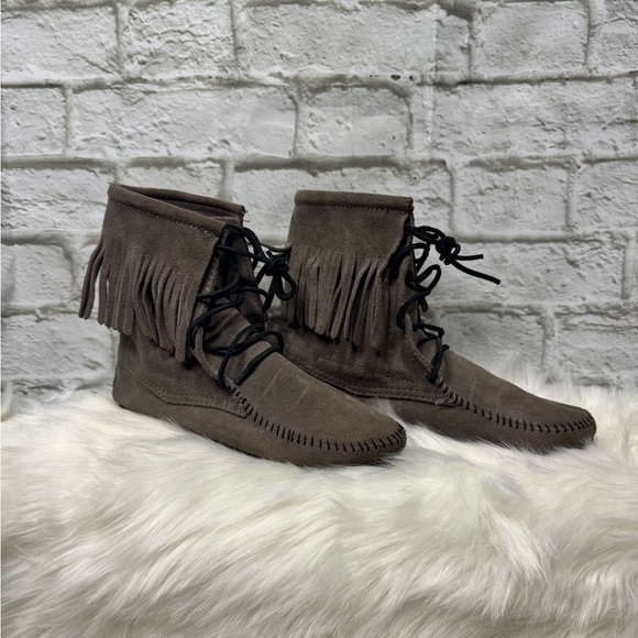 Minnetonka - Lace-Up Flat Ankle Boots with Fringe in Gray Suede - Women Size 8 - Picture 7 of 7